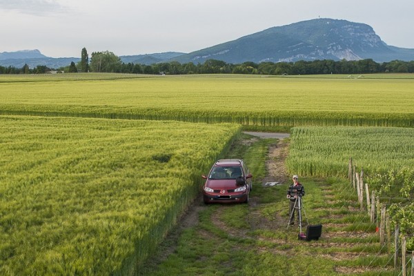 Pilote de drone de DRONE I2N en mission dans la campagne Suisse